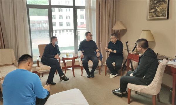 山東科技大學(xué)實用礦山壓力研究中心主任石永奎教授、郝建博士應(yīng)邀赴龍煤雙鴨山礦業(yè)集團(tuán)進(jìn)行技術(shù)交流